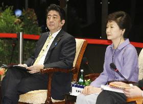 Abe, Park at APEC summit