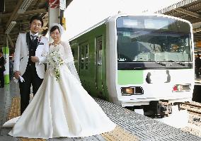 Tokyo couple tie knot on train