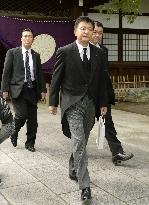 Internal affairs minister visits Yasukuni Shrine
