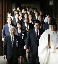 Lawmakers visit Yasukuni Shrine