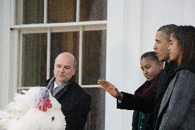 Obama pardons Thanksgiving turkey