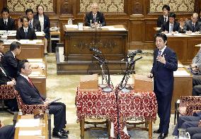 PM Abe faces DPJ leader Kaieda at Diet debate