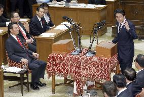 PM Abe faces DPJ leader Kaieda at Diet debate
