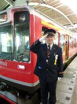 Hakone tram conductor popular for his witty comments