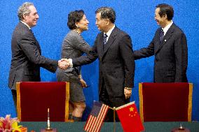 China, U.S. hold bilateral commerce, trade talks