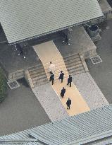 PM Abe visits Yasukuni Shrine