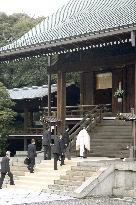 PM Abe visits Yasukuni Shrine