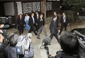 PM Abe visits Yasukuni Shrine