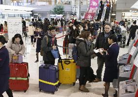 New Year's holiday exodus peaks in Japan