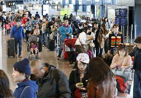 New Year's holiday exodus peaks in Japan