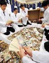 Money counting at Fushimi Inari Taisha in Kyoto