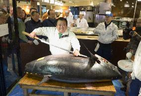 Tuna fetches 7.4 mil. yen at Tokyo auction