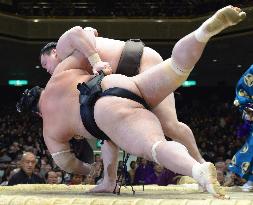 Hakuho remains unbeaten on day 7 of New Year sumo