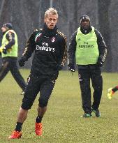 Honda practices with AC Milan teammates