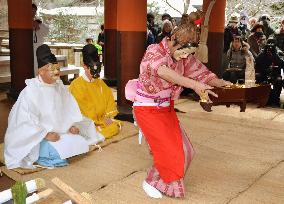 Rite to pray for harvest at Wakayama shrine