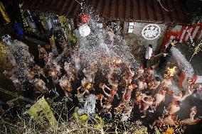 Festival participants in Gunma Pref. splash hot water at one another