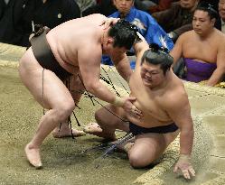 Hakuho defeats Takekaze