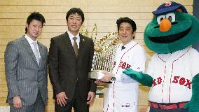 Abe meets Red Sox's Uehara, Tazawa