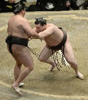 Hakuho defeats Kyokutenho in New Year sumo tourney