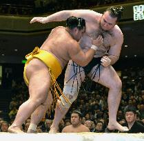 Shohozan defeats Kotooshu in New Year sumo tourney
