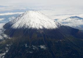 Plans formalized for Mt. Fuji admission fee