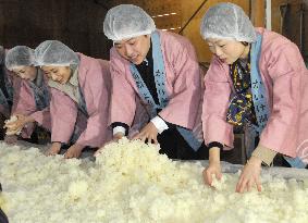Hot spring inn managers prepare for sake brewing