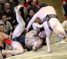 Hakuho defeats Kotooshu in New Year sumo tourney