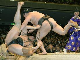 Yokozuna Hakuho remains unbeaten at New Year sumo tournament