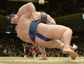 Hakuho defeats Goeido, keeps 1-win lead