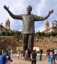 Mandela statue