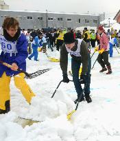 Int'l snow shoveling competition held in Hokkaido