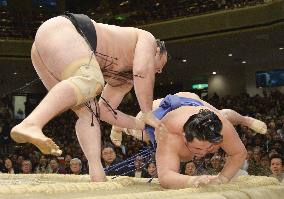 Kotooshu beats Tamawashi in New Year sumo tourney