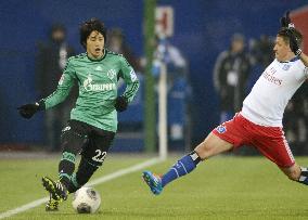 Schalke player Uchida in action against Hamburger