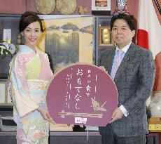 Actress Kimura visits farm minister to promote local dishes