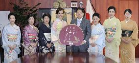 Actresses visit farm minister to promote local specialties