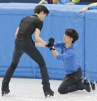 Hanyu helps Machida during figure skating practice