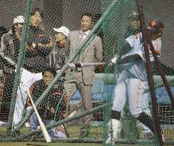 Kokubo visits Giants' training camp in Miyazaki