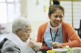 Filipino caregiver makes elderly people happy with English