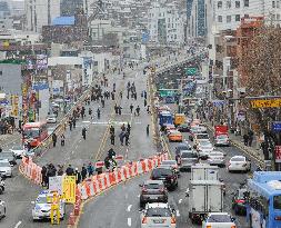 Seoul expressway opens to pedestrians before demolition