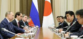 Abe meets with Putin in Sochi, aiming to speed up territorial talks