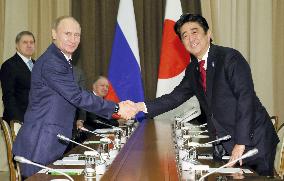 Abe meets with Putin in Sochi, aiming to speed up territorial talks