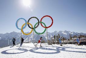 Women's skiathlon athletes pass Olympic logo