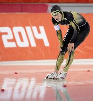 Japan ice skater Williamson finishes 5,000-meter race at Sochi