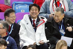 Japanese PM Abe, former PM Mori at figure skating team event