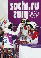 Uemura congratulates winner of women's moguls at Sochi