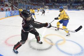 Toko clears puck in women's hockey prelim at Sochi