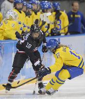 Sakagami fights for puck in women's hockey prelim at Sochi