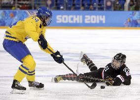 Kubo stops puck in women's ice hockey prelim at Sochi