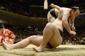 Kotooshu beats Endo in 1-day sumo tournament