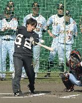 Matsui bats at Giants' spring camp